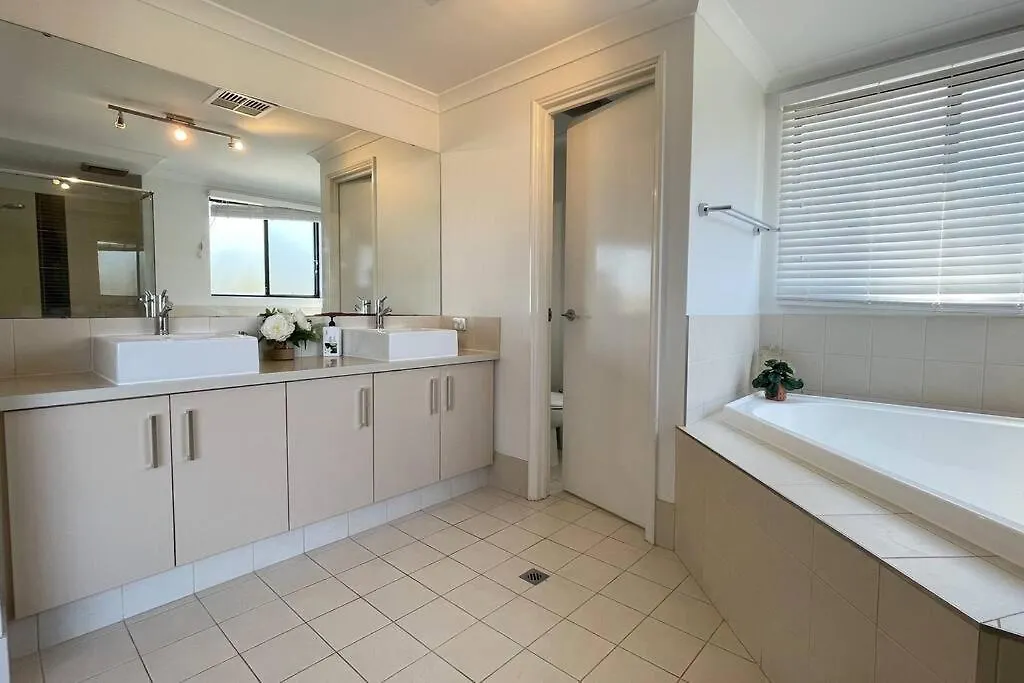 The Retreat On Nautilus ~ Walk To Beach Perth