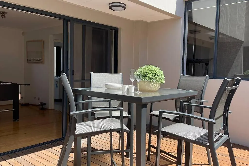 The Retreat On Nautilus ~ Walk To Beach Perth